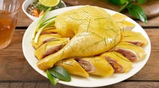 Thịt gà luộc nước lã tanh, đỏ không thơm? Thử ngay cách luộc gà vàng da, ngọt thịt chuẩn nhà hàng!
