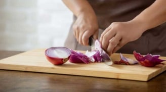 9 mẹo thái hành không cay mắt