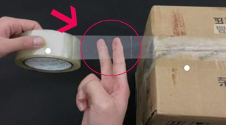 Cắt băng dính với 2 ngón tay nhanh gọn, đơn giản, gói hàng không cần dùng kéo