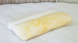 Không cần thuốc tẩy: 3 nguyên liệu nhà bếp giúp đánh bay vết ố vàng trên gối chỉ sau 1 lần giặt