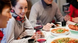 Mời người đi ăn nhớ 4 điều tuyệt đối không nên làm: Dù thân đến mấy cũng dễ mất mặt nếu quên