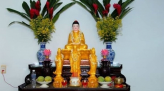 Khi thắp hương, nhà giàu thường đặt bình hoa bên trái bàn thờ – Bí quyết thông minh ai cũng nên biết