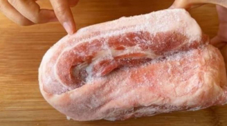 Thịt đông lạnh cứng ngắc? Dùng ngay mẹo này, rã đông nhanh và hết tanh tức thì!