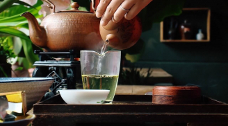 Tại sao không nên dùng nước sôi 100 độ pha trà xanh?