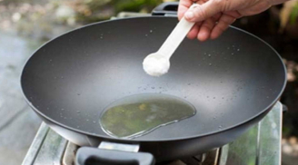 Rán cá cứ thêm thứ này vào, da vàng giòn, không bắn dầu, không sát chảo – mẹo nấu ăn siêu chuẩn!