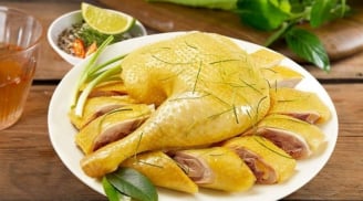 Thịt gà luộc bị tanh, đỏ không thơm? Thử ngay cách luộc gà vàng da, thịt ngọt chuẩn nhà hàng!