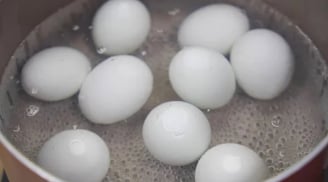 Luộc trứng vịt lộn cho thêm thứ nước này vào trứng sẽ không còn tanh và ngon hơn hẳn