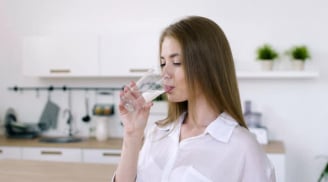 5 sai lầm khi uống nước buổi sáng gây hại gan thận của bạn