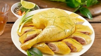 Luộc gà không cần nước dùng: bí quyết gà vàng óng, thịt ngọt, không tanh, không đỏ