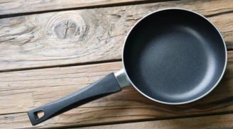 Chảo tróc hết chống dính đừng vội bỏ: Nhỏ vài giọt này vào, sáng bóng như mới mua