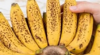Chuối chuyển sang màu đen sau 2 ngày? Chủ sạp trái cây dạy tôi mẹo giữ tươi cả tháng mà không bị thâm đen'