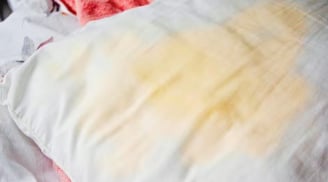 Gối trắng bị ố vàng sẽ sạch như mới chỉ với 3 nguyên liệu có sẵn trong bếp