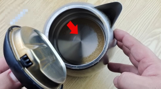 Ấm siêu tốc đóng từng tảng cặn, rửa mãi không sạch: Cho thứ này vào là hết ngay