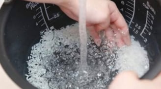 Vo gạo trực tiếp trong nồi cơm điện: Thói quen sai lầm gây hỏng nồi, ảnh hưởng sức khỏe