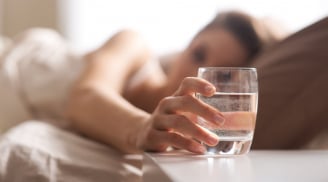 Đừng vội uống nước khi mới ngủ dậy, bác sĩ chỉ ra 5 việc cần làm trước tiên