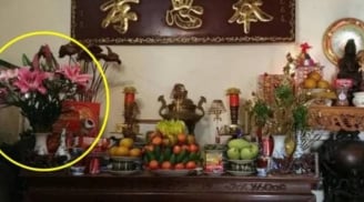 Người giàu luôn đặt lọ hoa bên trái bàn thờ khi thắp hương, nếu đặt bên phải thì sao?