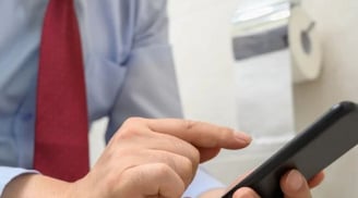 Dùng điện thoại khi đi vệ sinh gây hại sức khỏe: Những lý do khiến bạn muốn từ bỏ thói quen ngay lập tức