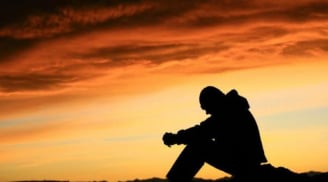 Người xưa dạy: Nỗi đau của mình, ai giấu được càng thành công, ai hay kể ra cuộc đời càng thêm đau khổ