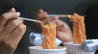 Thứ độc nhất trong mì ăn liền không phải gói gia vị: Chuyên gia tiết lộ cách ăn an toàn và hợp lý