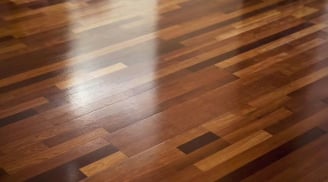 Sàn gỗ sáng bóng, sạch bụi suốt 1 tháng chỉ với một nguyên liệu nhà bếp ít ai ngờ tới