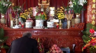 Bí ẩn phong thủy khi thắp hương: Vì sao người giàu kiêng đặt bình hoa bên trái bàn thờ?