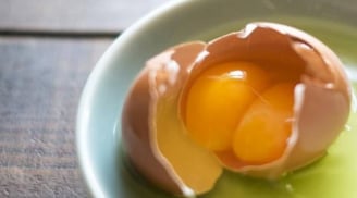 Gà đẻ trứng hai lòng đỏ là điềm gì? Có phải do hormone? Liệu có nở ra 2 gà con?