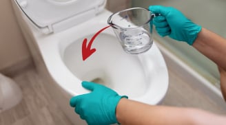 Đun nóng giấm rồi đổ vào bồn cầu, tưởng lãng phí hóa ra có công dụng đặc biệt