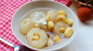 Nấu chè hạt sen chỉ bỏ đường thôi chưa đủ: Làm cách này giúp chè nhanh nhừ, bùi ngậy