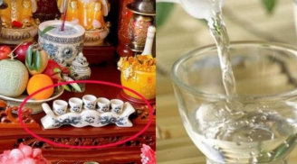 Đặt nước cúng trên bàn thờ ngày mùng 1: Nên dùng nước lã hay nước sôi mới đúng?