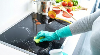 Bí kíp đánh bay mảng bám trên bếp kính mà không làm xước mặt bếp chỉ với 2 nguyên liệu rẻ tiền