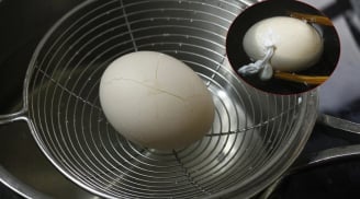 Luộc trứng cùng 1 thứ sẵn có trong bếp, trứng dễ bóc vỏ lại vàng ươm bắt mắt