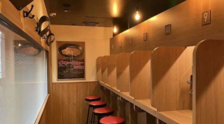 Vì sao nhiều quán mì ramen của Nhật Bản để khách ngồi úp mặt vào tường?