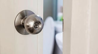 Nên mở hay đóng cửa phòng tắm khi không sử dụng? Câu trả lợi không hề đơn giản