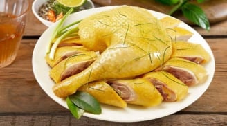 Luộc gà kiểu này, da vàng ươm, thịt ngọt thơm – không còn cảnh tanh đỏ, nước lã nhạt nhẽo