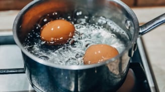 Vì sao luộc trứng nên cho thêm giấm?