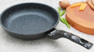 Chảo tróc hết lớp chống dính đừng vội bỏ: Chỉ vài giọt này thôi, chảo cũ sáng bóng như mới