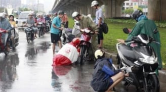 Từ 2025: Dừng xe mặc áo mưa giữa đường có thể bị phạt tới 5 triệu đồng, áp dụng trong trường hợp nào?