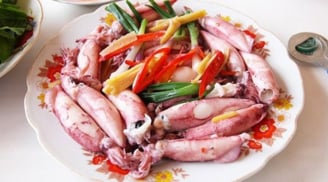 Hấp mực chỉ bỏ nước thôi là dại: Thả thêm loại nước đặc biệt này vào mực hết sạch mùi tanh, giòn sần sật