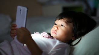 Trẻ dùng điện thoại quá 3 giờ/ngày: Nguy cơ bệnh tim mạch tăng vọt