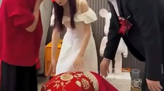 Chuyện thật như đùa: Cô dâu quỳ lạy xin cắt đứt quan hệ với mẹ ruột, vì 2 tỷ đồng sính lễ