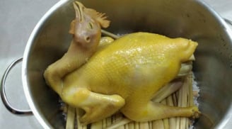 Luộc gà bằng nước là dại: Cách luộc gà không cần nước giúp món ăn thơm ngon, đậm vị hơn nhiều