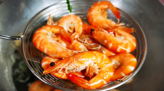 Cắt nắm lá này bỏ vào nồi tôm luộc, tôm lên màu đỏ au, thịt chắc ngọt, thơm lừng