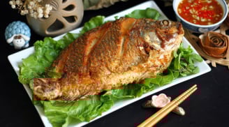 Đầu bếp rán cá cứ thả thứ này vào chảo: Cá giòn tan không lo dính, vỡ nát