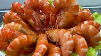 Thả nắm lá này vào nồi luộc tôm: Con nào con nấy đỏ au, chắc nịch ngọt lừ, 10 con như 10