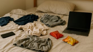 Người EQ thấp hay để 5 món này trên giường, toàn thói quen hại sức khỏe