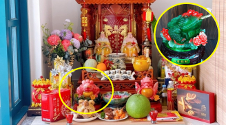 Cóc ngậm tiền đặt bên trái hay bên phải bàn thờ Thần Tài mới đúng?
