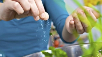 Luộc rau cho muối để xanh hóa ra sai lầm! Chuyên gia chỉ ra 5 thói quen nguy hiểm khi nấu rau