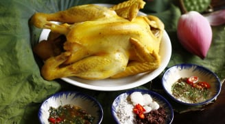 Cách luộc gà không cần nước: Thả 1 chiếc thìa vào giữa nồi là xong