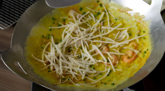Pha bột bánh xèo phải thêm thứ này để bánh giòn tan, vàng ruộm