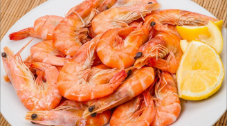 Đừng luộc tôm bằng nước, đầu bếp bật mí bí quyết giúp tôm ngọt thịt, thơm ngon, không hề tanh
